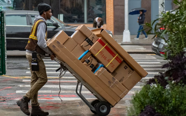 Who pays for shipping on Yaga?